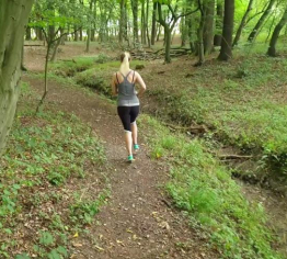 Geheimes Video: Joggerin pisst spontan im Wald und wird dabei beobachtet!