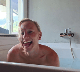 Mit Spielzeug in der Badewanne