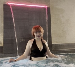 Teeny im Spa Whirlpool